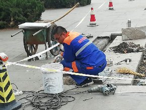 昕合泰物业修缮公共设施，服务群众安全